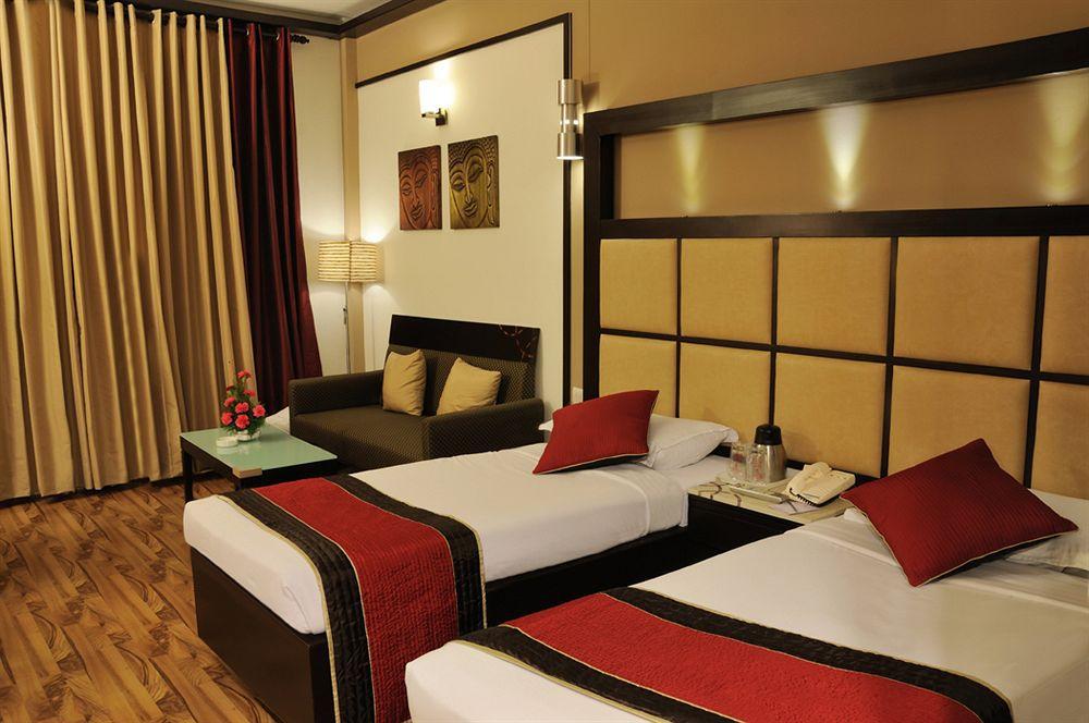 Hotel Maharaja Regency Лудхиана Экстерьер фото