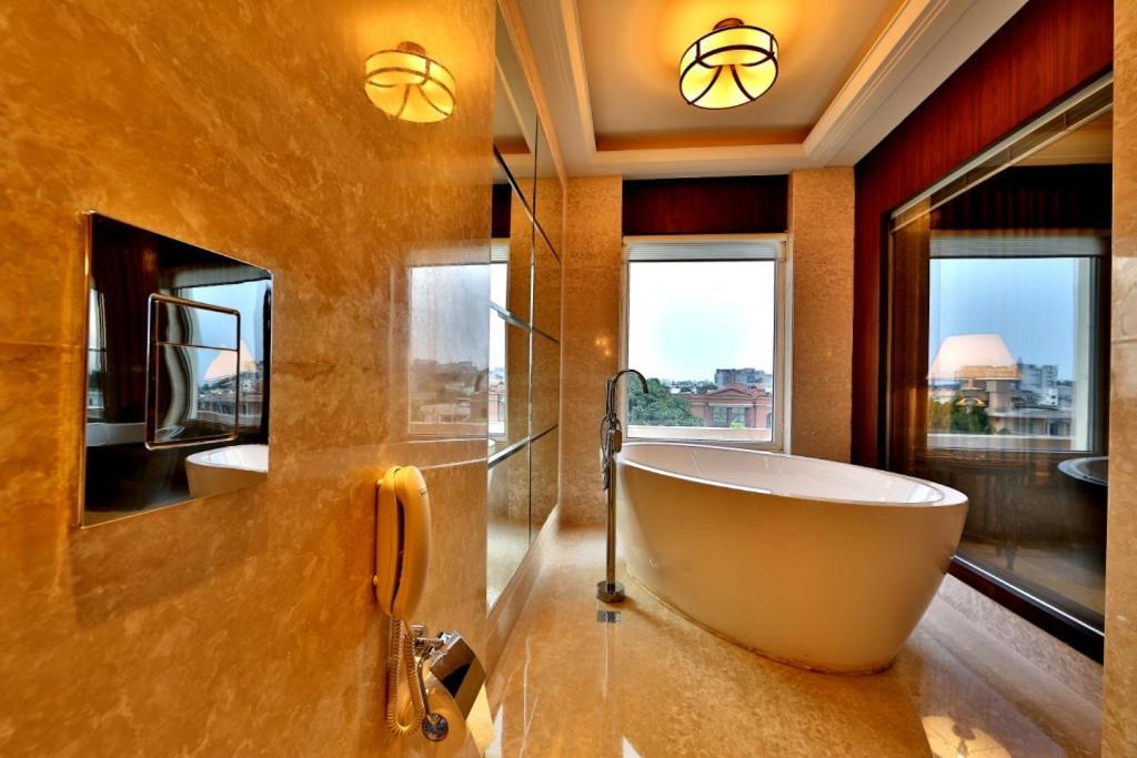 Hotel Maharaja Regency Лудхиана Экстерьер фото